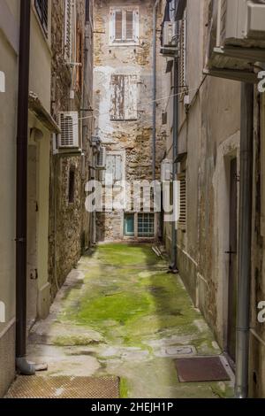 Ruelle étroite dans la ville de Piran, Slovénie Banque D'Images