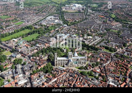 Vue aérienne de York Minster (Cathédrale) vue du sud, dans le centre de York Banque D'Images