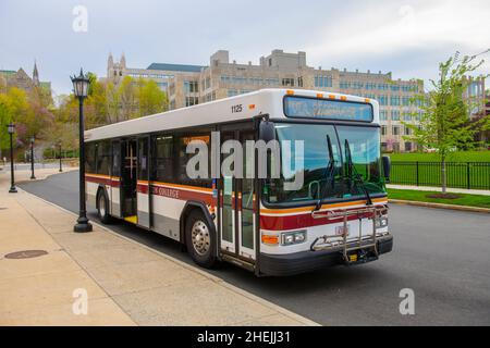 Navette bus dans le campus principal de Boston College à Chestnut Hill, ville de Newton, Massachusetts ma, Etats-Unis. Banque D'Images