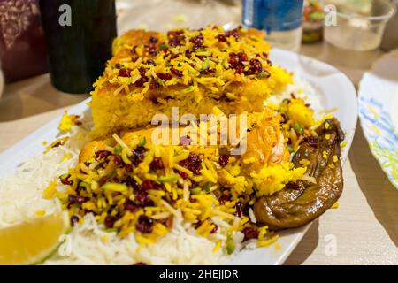 Tahchin au poulet, un célèbre plat de riz aux baryres, yaourt, servi avec des aubergines, dans un restaurant à Téhéran, Iran Banque D'Images