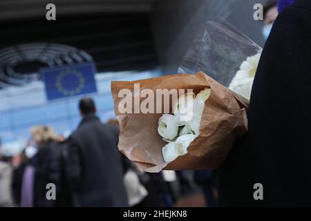 (220111) -- BRUXELLES, le 11 janvier 2022 (Xinhua) -- les gens observent un moment de silence à la mémoire du regretté président du Parlement européen David Sassoli, devant le Parlement européen à Bruxelles, Belgique, le 11 janvier 2022.Le président du Parlement européen David Sassoli est décédé à l'âge de 65 ans dans un hôpital en Italie début de mardi, a déclaré son porte-parole.Sassoli, né le 30 mai 1956 à Florence, en Italie, a été hospitalisé pendant plus de deux semaines en raison d'une complication grave liée à un dysfonctionnement du système immunitaire.Sassoli a été élu au Parlement européen en 2009.Il est devenu président de l'européen Banque D'Images