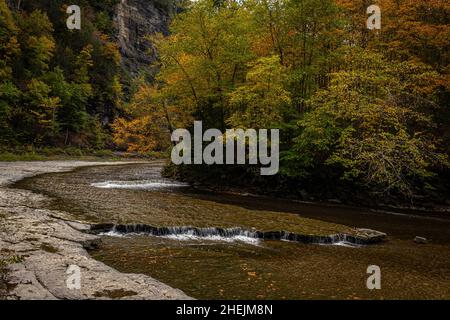 Ruisseau Taughannock durant le changement de couleur des feuilles d'automne dans la région des lacs Finger, dans le nord de l'État de New York. Banque D'Images