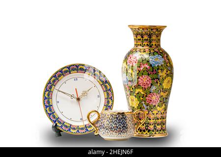 Horloge Benjarong, vase et pot isolés sur fond blanc avec chemin de coupure.Benjarong, la belle porcelaine traditionnelle thaïlandaise.Porcelaine thaïlandaise des Banque D'Images