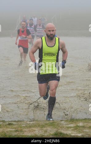 groupe de coureurs de l'eau à travers le dispositif de course de fond haverhill suffolk angleterre Banque D'Images