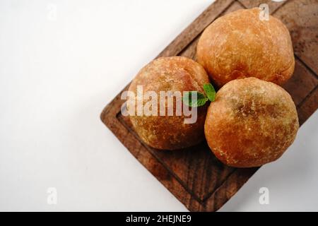 Kachori ou Kachouri isolé sur foyer blanc sélectif Banque D'Images