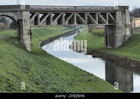 Un pont sur la rivière Serchio en Toscane (Italie) près du village de Ripafratta Banque D'Images