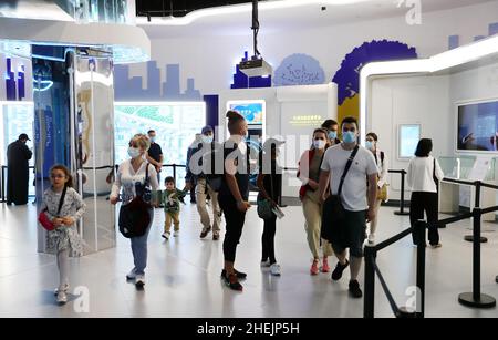 Dubaï, Émirats arabes Unis.11th janvier 2022.Les gens visitent le pavillon de la Chine à l'Expo 2020 Dubai à Dubaï, aux Émirats arabes Unis, le 11 janvier 2022.Le pavillon de la Chine, l'un des pavillons les plus distinctifs et les plus populaires, a accueilli plus de 800 000 visiteurs du monde entier depuis son ouverture au public.Crédit: Wang Dongzhen/Xinhua/Alay Live News Banque D'Images