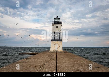 Le phare de Channel signale l'entrée de la baie de presque Isle sur le lac Érié, à Erie, en Pennsylvanie. Banque D'Images