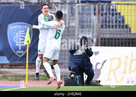 Empoli, Italie.09th janvier 2022.Giacomo Raspadori (Sassuolo) célèbre après avoir inscrit un but avec Rogerio (Sassuolo) pendant Empoli FC vs US Sassuolo, football italien série A match à Empoli, Italie, janvier 09 2022 crédit: Agence de photo indépendante/Alamy Live News Banque D'Images