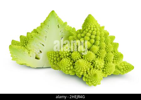 Chou de brocoli romanesco ou chou-fleur romain isolé sur fond blanc avec un chemin d'écrêtage et une pleine profondeur de champ Banque D'Images