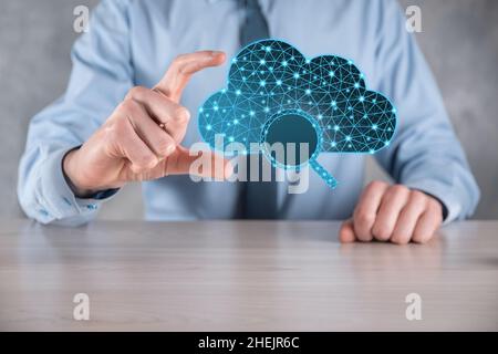 Technologie Cloud.Signe de stockage de nuage filaire polygonal avec icône de loupe de recherche sur bleu foncé.Cloud computing, Big Data Center, infrastructure future Banque D'Images