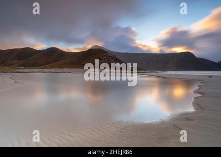 Ciel spectaculaire au lever du soleil sur le sable fin de la plage de Haukland, Leknes, Vestvagoy, comté de Nordland, îles Lofoten,Norvège Banque D'Images
