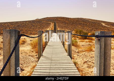 La colline de la menuiserie ou HaMinsara dans le cratère de Ramon dans le désert de Negev, Israël. Banque D'Images