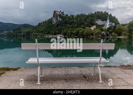 Banc en face du château de Bled, Slovénie Banque D'Images