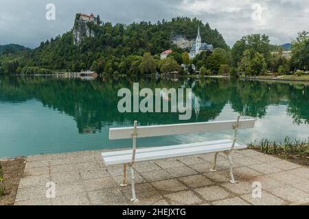 Banc en face du château de Bled, Slovénie Banque D'Images