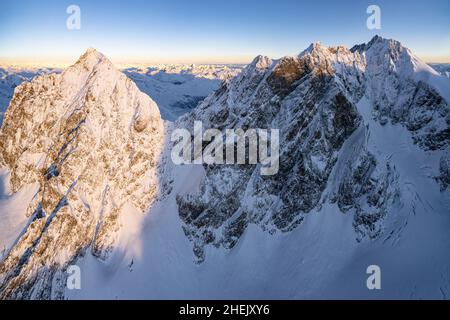 Panoramique aérien de Piz Roseg, Piz Scerschen, Piz Bernina recouvert de neige, Valmalenco, Valtellina, Lombardie, Italie Banque D'Images