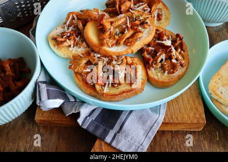 Sandwichs chanterelle au fromage.Sandwich ouvert avec crémeux, assaisonnements, poivre et herbes sur un fond de bois ancien.Maquette.Vue de dessus Banque D'Images