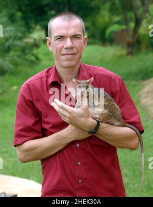 BART WEEJANS, DIRECTEUR GÉNÉRAL DE L'APOPO AVEC UN RAT POUCHRÉ GÉANT FORMÉ (CRICETOMYS GAMBIANUS) AU CENTRE DE FORMATION DE L'APOPO, UNIVERSITÉ D'AGRICULTURE SOKOINE, MOROGORO, TANZANIE.AU CENTRE, LA COMPAGNIE BELGE (APOPO), LA BRAVOURE DE BART WEETJENS, FORME DES RATS À DÉTECTER LES MINES TERRESTRES À UTILISER DANS LES RÉGIONS DÉCHIRÉES PAR LA GUERRE.LES RATS SONT CONSIDÉRÉS COMME IDÉALEMENT ADAPTÉS POUR LE TRAVAIL DE DÉTECTION DE MINES ÉTANT MOINS COÛTEUX À FORMER QUE LES CHIENS SNIFFER PLUS CONVENTIONNELS, AINSI QUE PLUS FACILES À TRANSPORTER ET MOINS ENCLINS À SE LIER À DES MAÎTRES SPÉCIFIQUES.LES RATS SONT ÉGALEMENT RÉSISTANTS À LA MALADIE. Banque D'Images