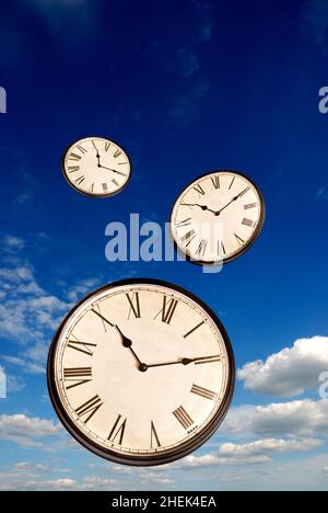 horloges survolant un ciel bleu, concept de temps Banque D'Images