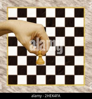 main masculine tenant un pion d'échecs et un échiquier Banque D'Images