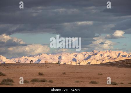 Cavaliers dans un paysage d'Al Ula en Arabie Saoudite Banque D'Images