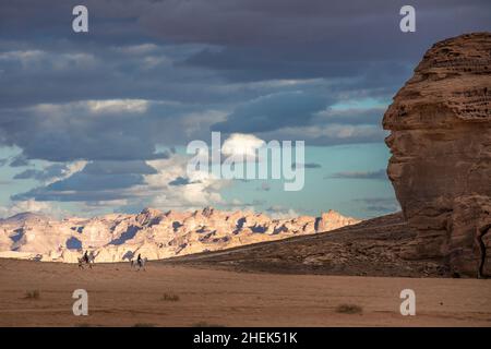 Cavaliers dans un paysage d'Al Ula en Arabie Saoudite Banque D'Images