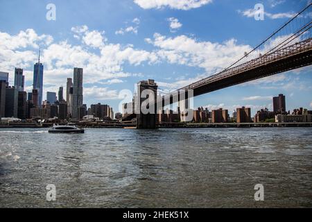 Le pont de Manhattan est un pont suspendu qui traverse la rivière East à New York, reliant Lower Manhattan à Canal Street. Banque D'Images