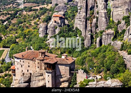 Monastères de Météores, monastère de Roussanou (avant), monastère d'Anapafsa (arrière), Trikala, Thessalie,Grèce. Banque D'Images