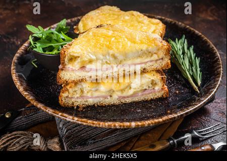 Croque Monsieur, sandwich grillé au fromage, jambon, gruyère et sauce Bechamel.Arrière-plan sombre.Vue de dessus Banque D'Images