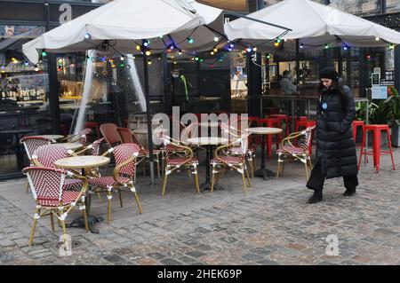 Copenhagen/Denmark./11 Januaryr 2022/le service à la porte est presque non dû à l'hiver froid et à omicron à Copenhague au Danemark.(Photo..Francis Joseph Dean/Dean Pictures) Banque D'Images