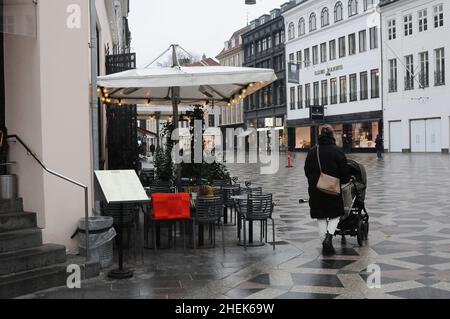 Copenhagen/Denmark./11 Januaryr 2022/le service à la porte est presque non dû à l'hiver froid et à omicron à Copenhague au Danemark.(Photo..Francis Joseph Dean/Dean Pictures) Banque D'Images