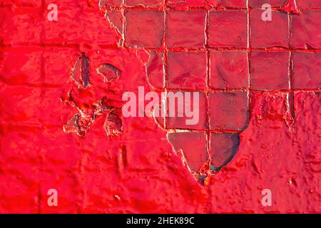 Gros plan paysage de petits carreaux peints en rouge sur un mur Banque D'Images