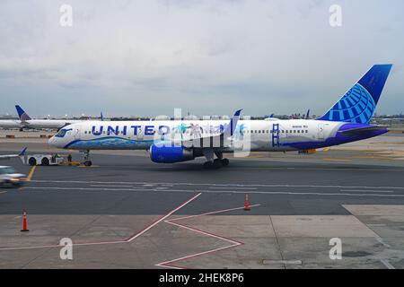 NEWARK, NJ -10 DEC 2020- vue de l'avion 757-200 de United Airlines (UA) dans la décoration spéciale Her Art ici Californie à Newark Liberty Intern Banque D'Images