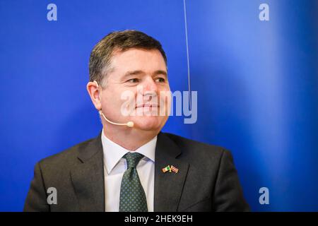 RIGA, LETTONIE.11th janvier 2022.Paschal Donohoe (sur photo), Ministre irlandais des finances, Président de l'Eurogroupe, lors d'une discussion avec Martins Kazaks, Gouverneur de la Banque centrale de Lettonie. Banque D'Images