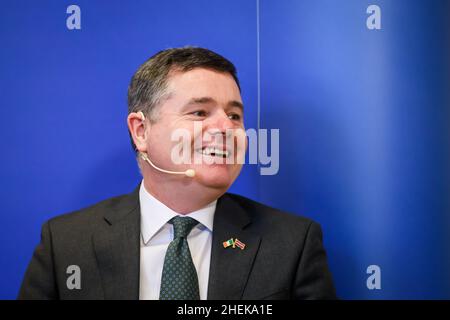 RIGA, LETTONIE.11th janvier 2022.Paschal Donohoe (sur photo), Ministre irlandais des finances, Président de l'Eurogroupe, lors d'une discussion avec Martins Kazaks, Gouverneur de la Banque centrale de Lettonie. Banque D'Images