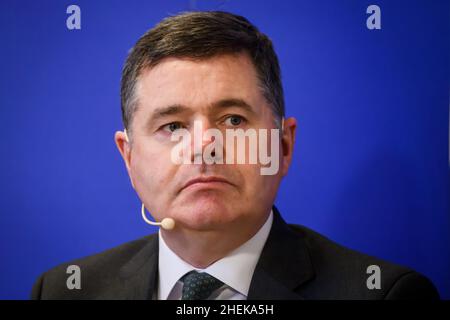 RIGA, LETTONIE.11th janvier 2022.Paschal Donohoe (sur photo), Ministre irlandais des finances, Président de l'Eurogroupe, lors d'une discussion avec Martins Kazaks, Gouverneur de la Banque centrale de Lettonie. Banque D'Images