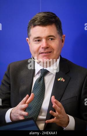 RIGA, LETTONIE.11th janvier 2022.Paschal Donohoe (sur photo), Ministre irlandais des finances, Président de l'Eurogroupe, lors d'une discussion avec Martins Kazaks, Gouverneur de la Banque centrale de Lettonie. Banque D'Images
