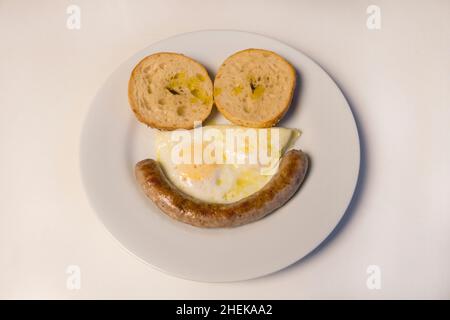 Un visage souriant fait de la nourriture du petit déjeuner à Brooklyn NYC Banque D'Images