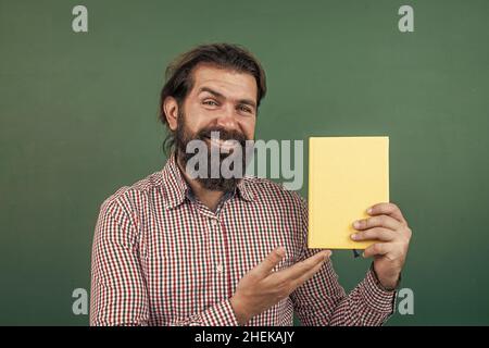 brutal non shaven guy professeur d'université au tableau de surveillance, bibliothèque Banque D'Images