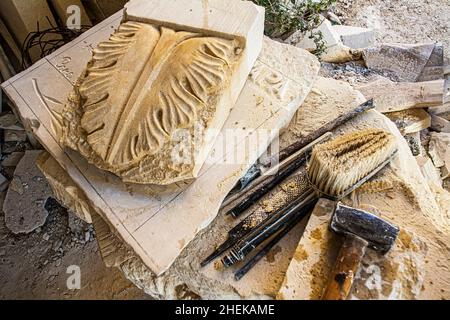 Décoration faite à la main sculptée en pierre de Maiella par un maître artisanal en grès.Lettomanoppello, province de Pescara, Abruzzes, Italie, Europe Banque D'Images