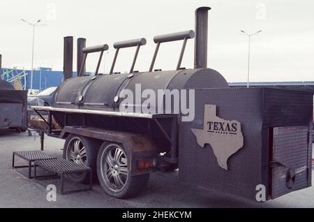 Fumée sortant d'un fumoir d'un petit barbecue fumeur noir ou d'un barbecue Banque D'Images