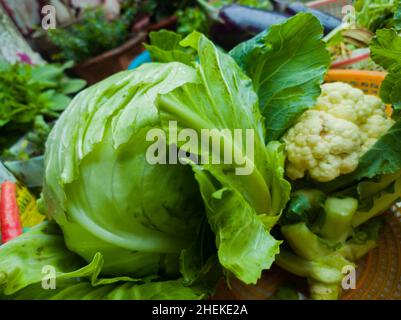 assortiment de légumes d'hiver. chou, chou-fleur fraîchement récolté à la ferme biologique et conservé ensemble. gros plan. Banque D'Images