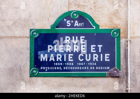 Ancien panneau rue Pierre et Marie Curie - anglais : rue Pierre et Marie Curie dans l'ancien quartier historique de Paris, France avec le physicien du texte exp Banque D'Images