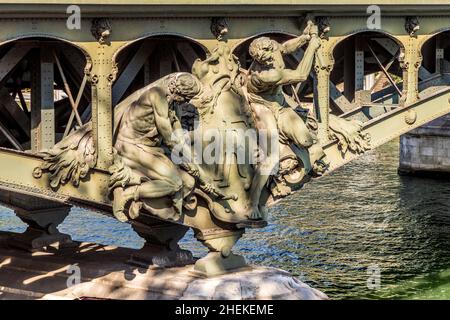 Statues décoratives sur le pont Bir-Hakeim à Paris, France Banque D'Images