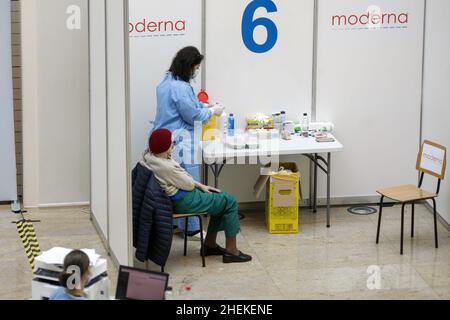 Bucarest, Roumanie - 23 octobre 2021 : une femme âgée reçoit un vaccin Moderna anti COVID-19 lors d'un week-end de 'marathon de vaccination' à la Nation Banque D'Images