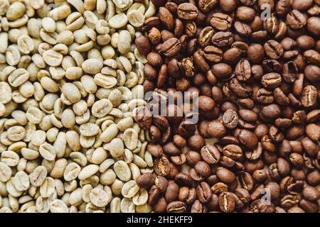 Fond de texture vert brut et grains de café torréfiés.Torréfaction du café Banque D'Images