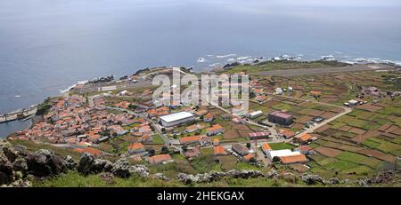 Vue sur Vila do Corvo, Açores, Panoramablick auf Vila do Corvo Azoren Banque D'Images