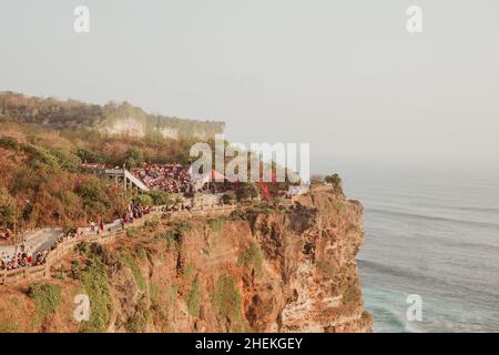 Touristes visitant le temple d'Uluwatu lors d'une journée ensoleillée d'été, Bali, Indonésie Banque D'Images