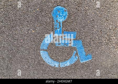 Réservé aux personnes handicapées signe dans un parking aux Etats-Unis Banque D'Images