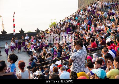 Bali - Indonésie - 10.21.2015: Touristes attendant de regarder la danse de feu de Kecak dans l'amphithéâtre du Temple d'Uluwatu au coucher du soleil Banque D'Images